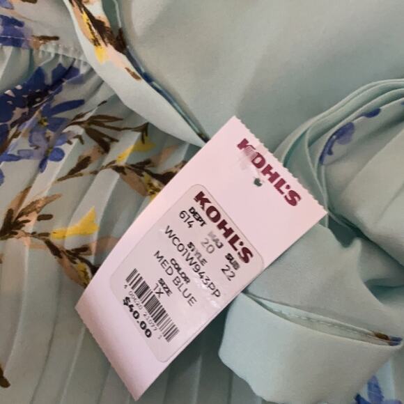 Croft & Barrow blue floral front Pleated top - Picture 9 of 10